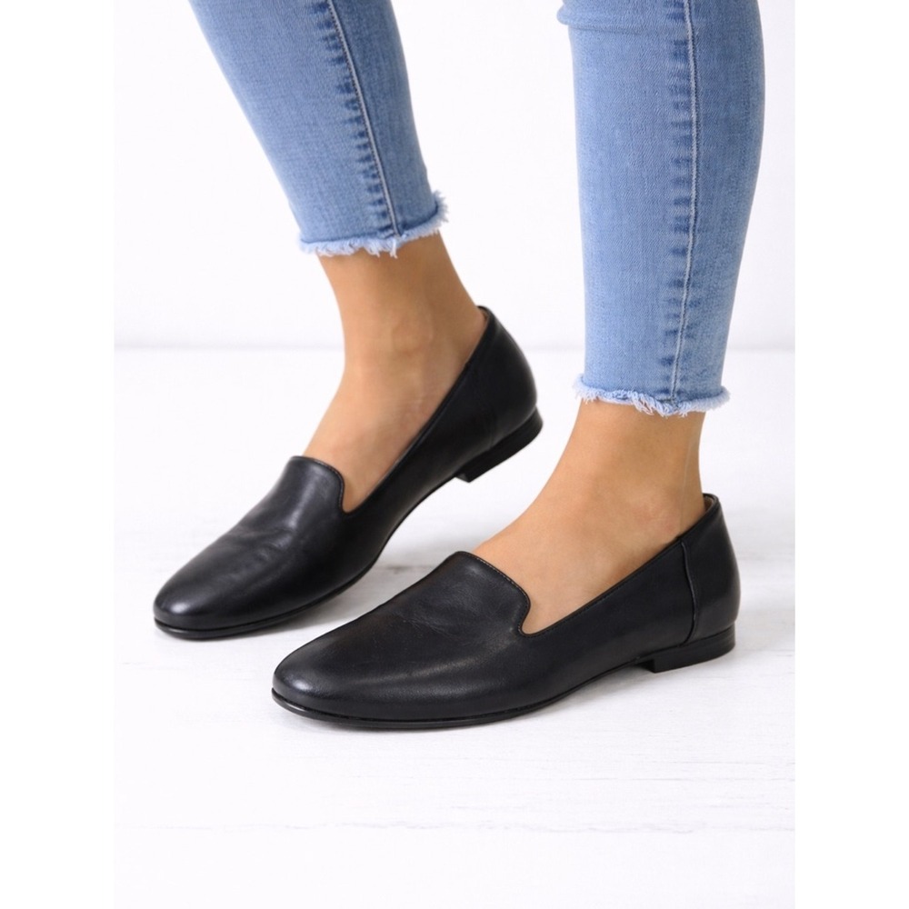 Naturalizer Black soft leather flats slight heel. Size 6.5‎